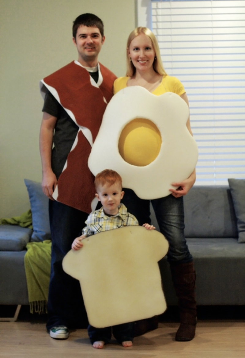 Pregnant-halloween-costume-egg-yolk