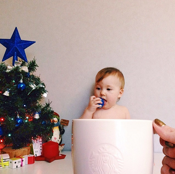 Who doesn't love a little #BabyMugging? Check out the holiday edition (including babies, Christmas trees, + more mug fun). This would make such a cute Christmas card!