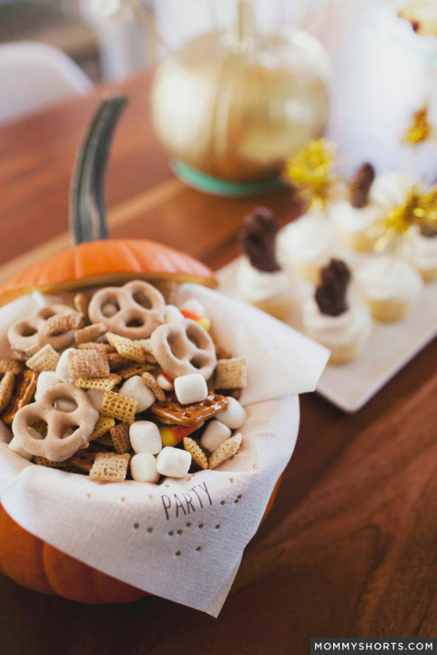 Planning a Halloween playdate? Here are 10 ideas for Halloween food, Halloween decorations, and Halloween crafts that will make your play date a huge success!