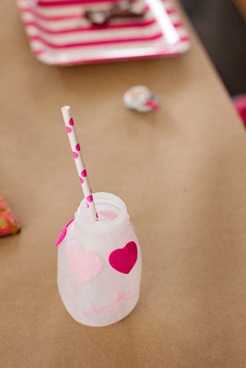 Hosting a Valentine's Playdate? Click through for fun DIY kids crafts and Valentine's snacks!