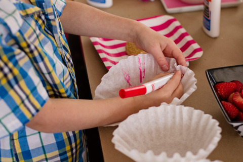 Hosting a Valentine's Playdate? Click through for fun DIY kids crafts and Valentine's snacks!
