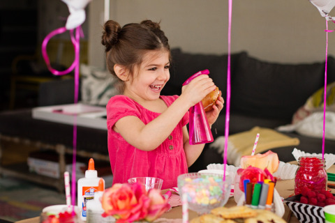 Hosting a Valentine's Playdate? Click through for fun DIY kids crafts and Valentine's snacks!