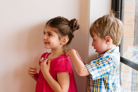 Hosting a Valentine's Playdate? Click through for fun DIY kids crafts and Valentine's snacks!