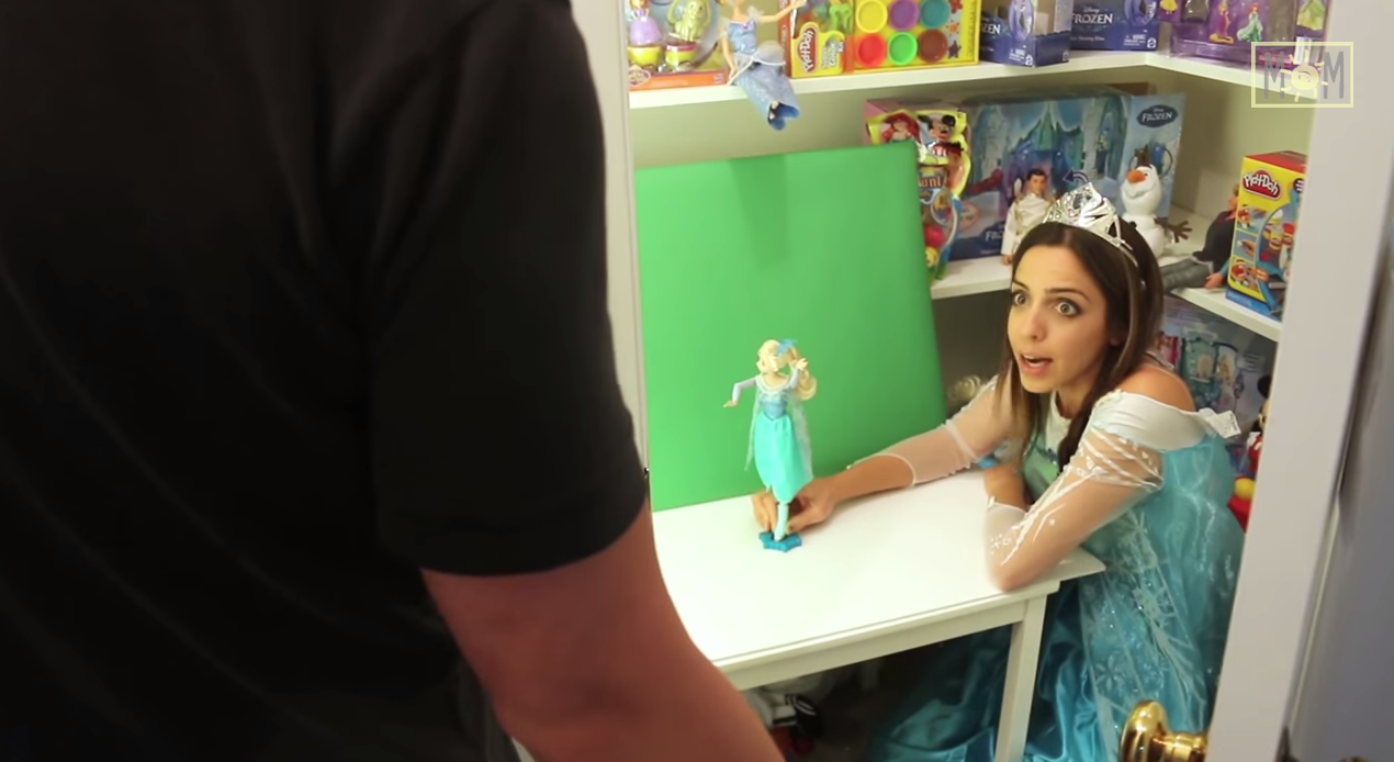 Parody of the Disney Collector, the Faceless Lady Your Toddler Loves on YouTube