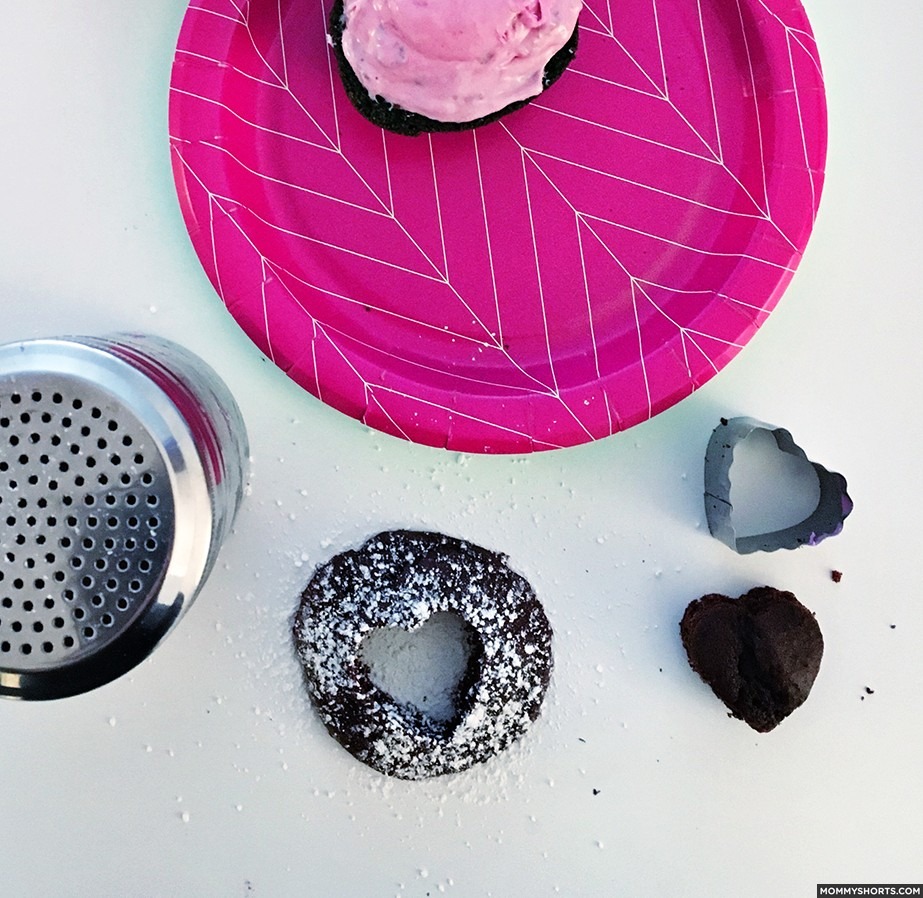 Click through for a bunch of Valentine's Day play date and party ideas, including Valentine snack ideas, Valentine play date decorations, Valentine crafts, and more!
