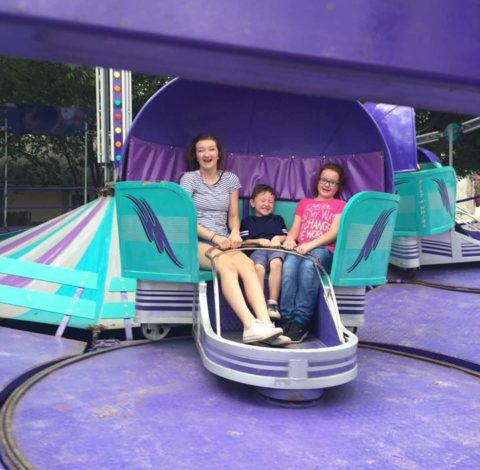 youngest-sibling-finally-big-enough-to-go-on-rides-with-sisters
